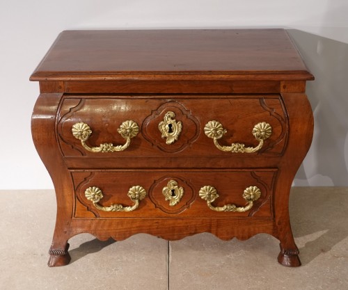 18th century - 18th Century Walnut Master&#039;s furniture