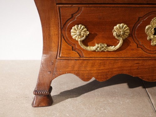 18th Century Walnut Master&#039;s furniture - French Regence