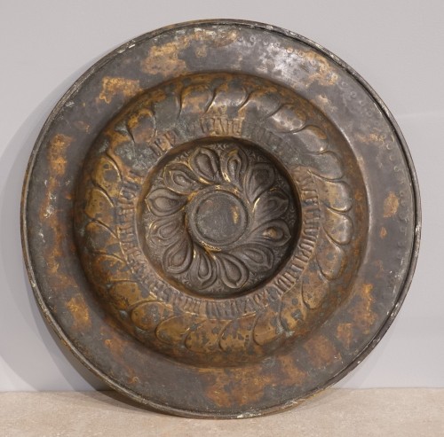 Plat à offrandes ou plat de quête en laiton repoussé – Fin XVI° - Art sacré, objets religieux Style Renaissance