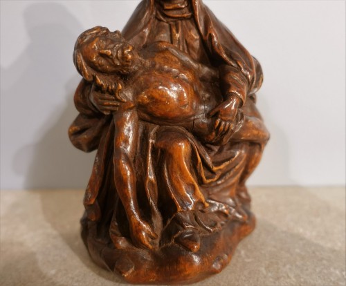 Small Pietà in walnut, 17th century - Sculpture Style Louis XIII