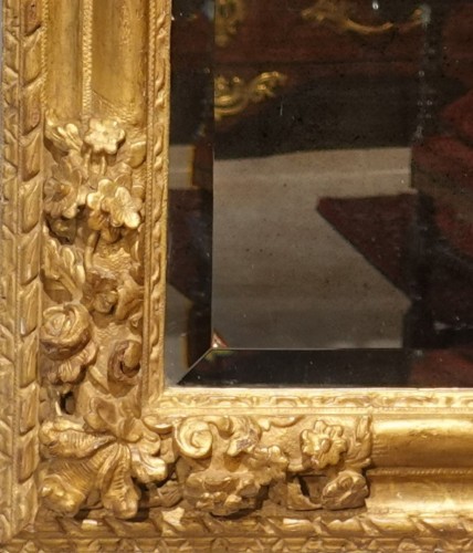 XVIIe siècle - Miroir en bois doré du XVIIe siècle