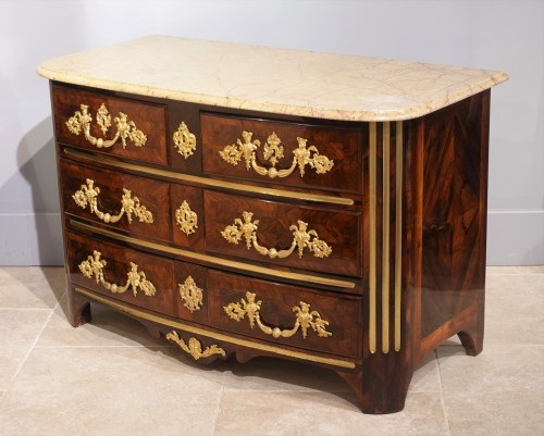 Furniture  - Louis XIV chest of drawers in rosewood veneer, early 18th century