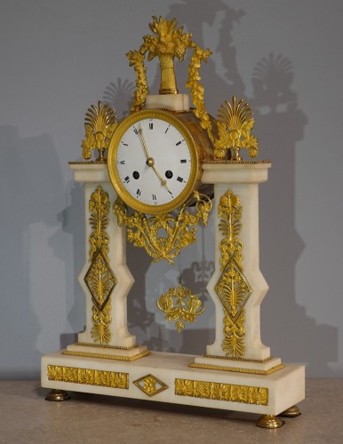 Horology  - Directoire portico clock in marble and gilded bronzes