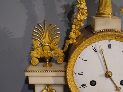 Directoire portico clock in marble and gilded bronzes - 