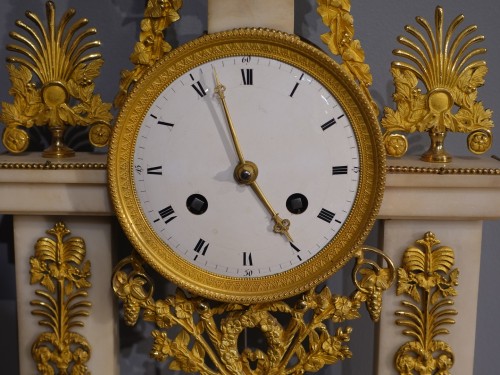 18th century - Directoire portico clock in marble and gilded bronzes