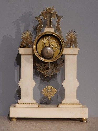 Directoire portico clock in marble and gilded bronzes - Directoire