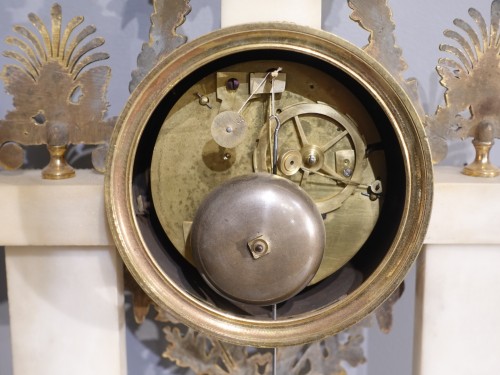 Directoire - Directoire portico clock in marble and gilded bronzes