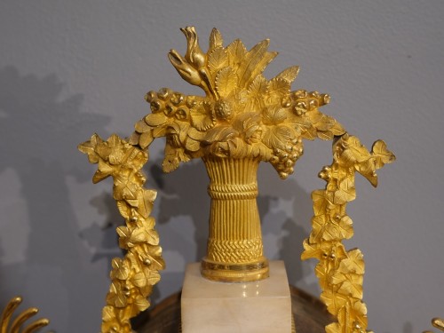 Antiquités - Pendule portique Directoire en marbre et bronzes dorés