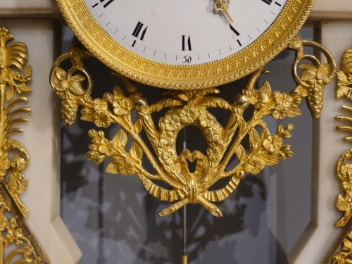 Antiquités - Directoire portico clock in marble and gilded bronzes