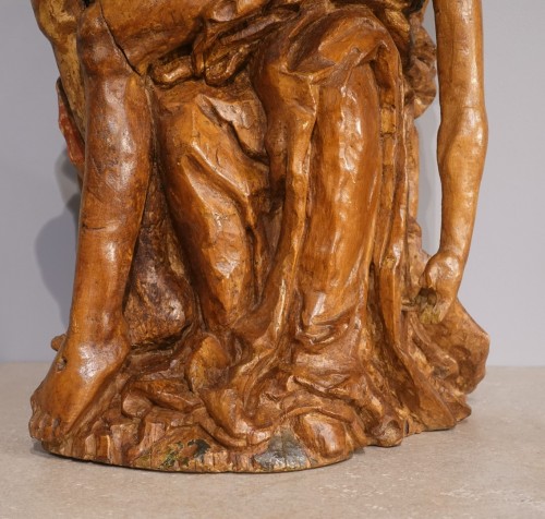 XVIe siècle et avant - Grande Pietà ou Vierge de Pitié en tilleul sculpté Allemagne XVIe siècle