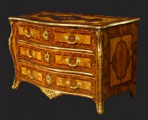 Commode ''à cœurs'' marquetée de bois indigènes d'époque Régence - Mobilier Style Régence