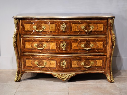 18th century - &#039;Heart&#039;&#039; chest of drawers inlaid with native woods from the Regency 