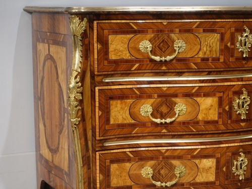 Antiquités - &#039;Heart&#039;&#039; chest of drawers inlaid with native woods from the Regency 