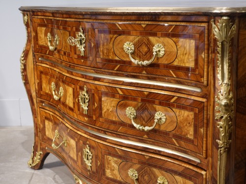 Antiquités - &#039;Heart&#039;&#039; chest of drawers inlaid with native woods from the Regency 
