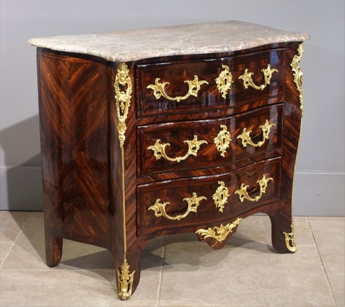 Mobilier Commode - Commode en bois de violette d'époque Régence estampillée A. Criaerd