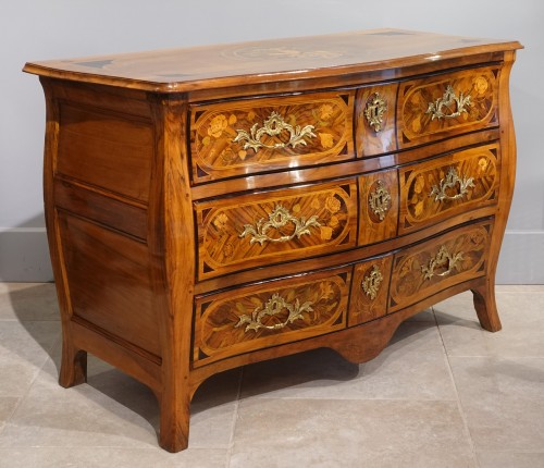 Furniture  -  Louis XV chest of drawers in inlaid walnut