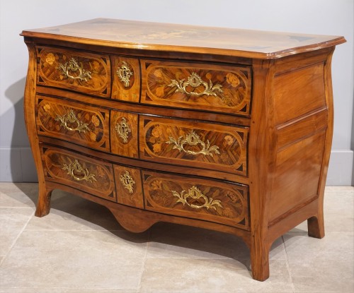 XVIIIe siècle - Commode Louis XV en noyer marqueté 