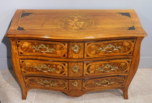 Antiquités - Commode Louis XV en noyer marqueté 