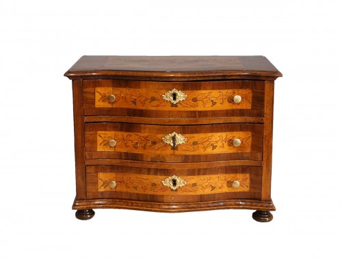 Small 18th century master chest of drawers