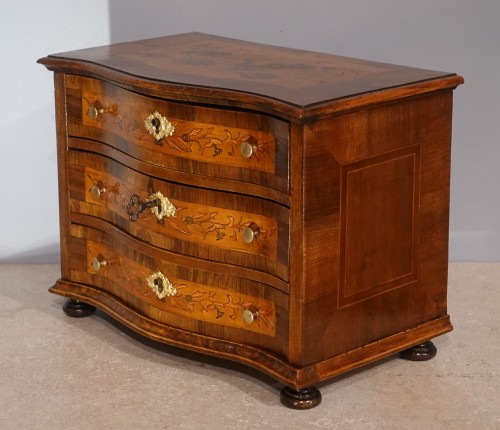 Small 18th century master chest of drawers - Curiosities Style Louis XV