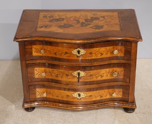 Small 18th century master chest of drawers - 