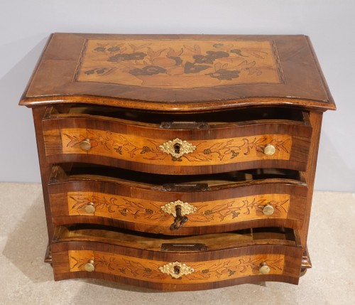 Louis XV - Small 18th century master chest of drawers
