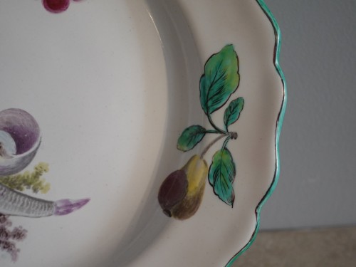 Céramiques, Porcelaines  - Assiette dite ''à la bouillabaisse'' – Marseille XVIIIe siècle