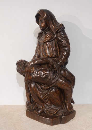 Pietà in walnut from the 17th century - Sculpture Style Louis XIII