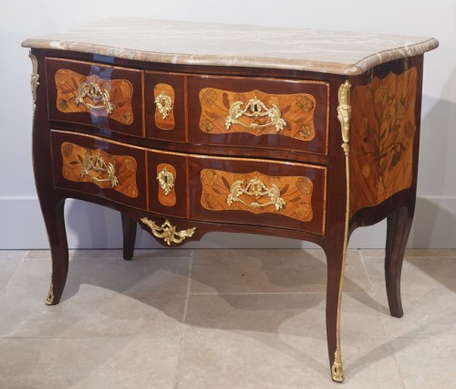 Commode ''sauteuse'' en marqueterie d'époque XVIIIe - Mobilier Style Louis XV