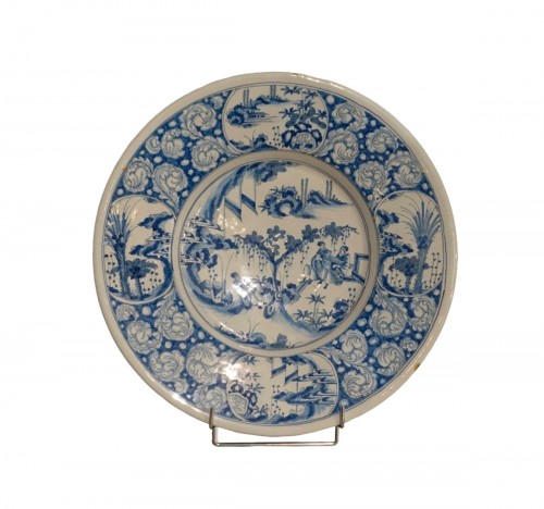 Large ceremonial dish in blue monochrome – Nevers 17th century