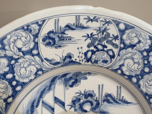 Grand plat d'apparat en camaïeu bleu – Nevers XVIIe siècle - Céramiques, Porcelaines Style Régence