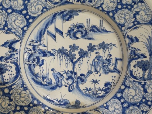 XVIIe siècle - Grand plat d'apparat en camaïeu bleu – Nevers XVIIe siècle