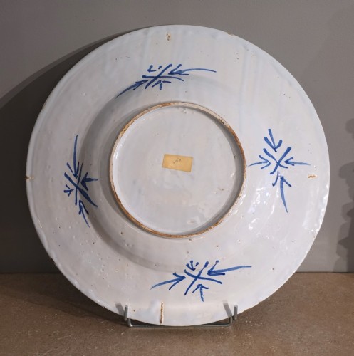 Antiquités - Grand plat d'apparat en camaïeu bleu – Nevers XVIIe siècle