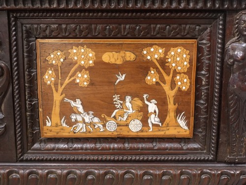 Safe bench richly decorated with inlays – Florentine work - 