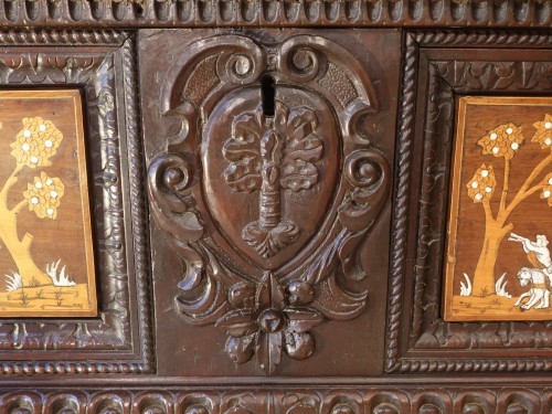 Antiquités - Banc-coffre richement orné d'incrustations – Travail Florentin