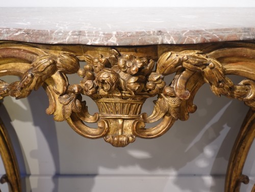 XVIIIe siècle - Console Louis XV en bois doré