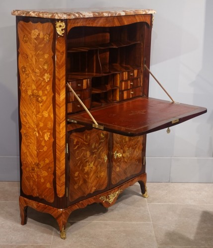 Mobilier Bureau et Secrétaire - Secrétaire Louis XV marqueté estampillé P. Roussel