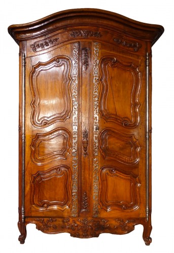 Armoire provençale en noyer du XVIIIe siècle