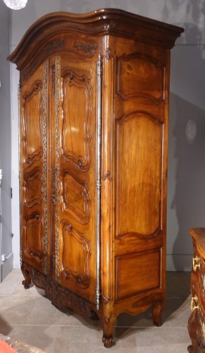 Provençal walnut cabinet from the 18th century - Furniture Style Louis XV