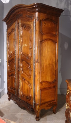 Armoire provençale en noyer du XVIIIe siècle - Mobilier Style Louis XV