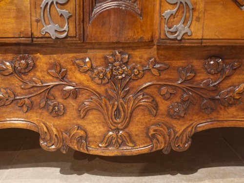 Furniture  - Provençal walnut cabinet from the 18th century