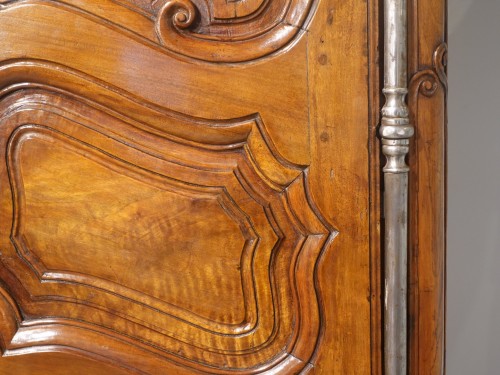 18th century - Provençal walnut cabinet from the 18th century