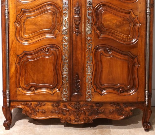 Provençal walnut cabinet from the 18th century - Louis XV