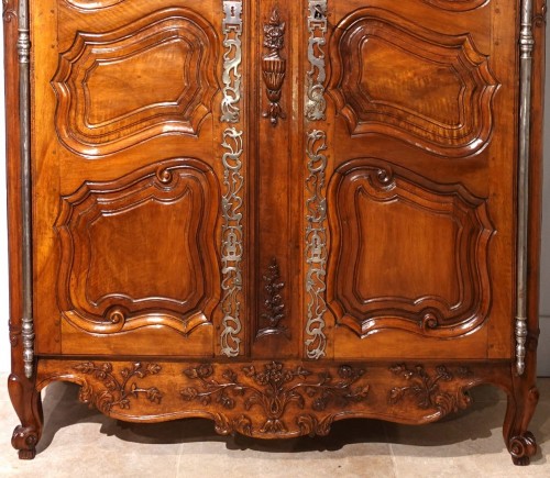 Armoire provençale en noyer du XVIIIe siècle - Louis XV