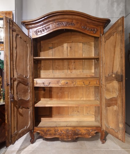 Louis XV - Armoire provençale en noyer du XVIIIe siècle