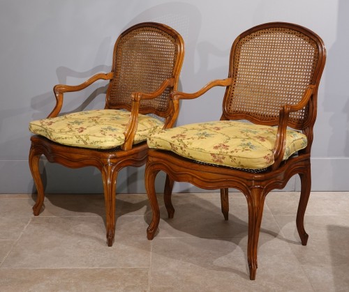Paire de fauteuils cannés à ''dossier plat'' en noyer du XVIIIe siècle - Sièges Style Louis XV
