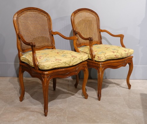 Sièges Fauteuil & Bergère - Paire de fauteuils cannés à ''dossier plat'' en noyer du XVIIIe siècle