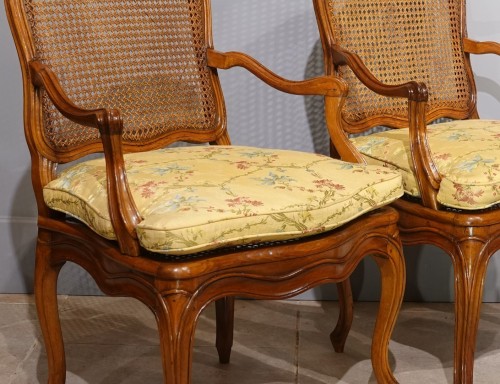 Paire de fauteuils cannés à ''dossier plat'' en noyer du XVIIIe siècle - Gérardin et Cie