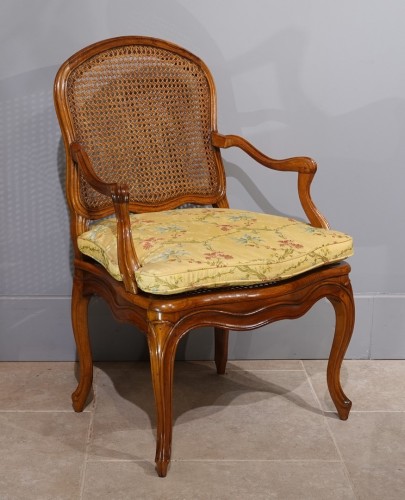 XVIIIe siècle - Paire de fauteuils cannés à ''dossier plat'' en noyer du XVIIIe siècle
