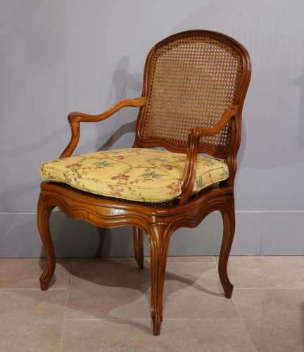 Paire de fauteuils cannés à ''dossier plat'' en noyer du XVIIIe siècle - Louis XV